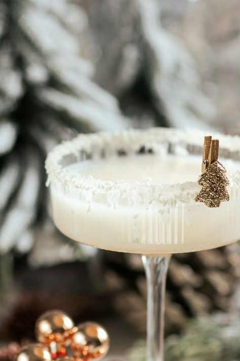 All White Party Drinks, White Signature Cocktail, Christmas Ornaments Cocktails, Refreshing Christmas Cocktail, White Christmas Cocktail Recipe, Holiday Drink Photography, Christmas Ornament Cocktail Recipe, Funny Christmas Cocktails, Christmas Cocktails Champagne