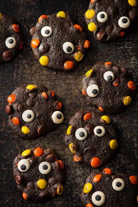 Cookie Halloween, Halloween Torte, Halloween Cookie Recipes, Double Chocolate Cookies, Halloween Baking, Halloween Goodies, Halloween Monster, Halloween Snacks, Halloween Desserts