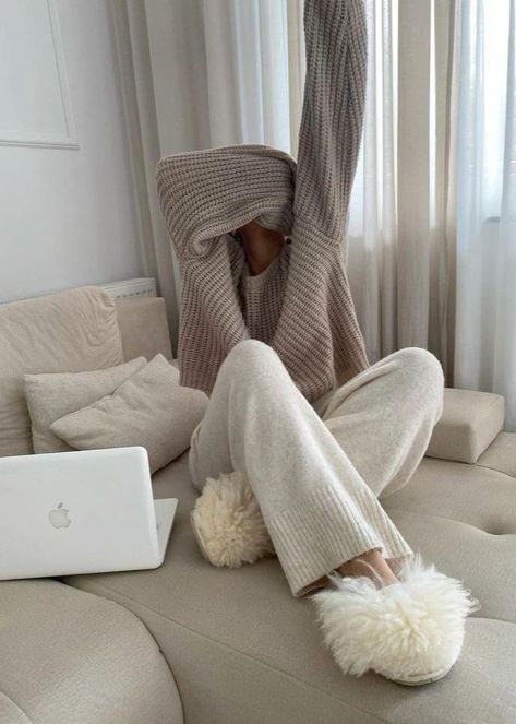 Beige Pantone, Lounge Aesthetic, Cosy Aesthetic, Soft Minimalism, Aesthetic Content, Cream Aesthetic, Cozy Aesthetic, Fuzzy Slippers, Beige Aesthetic