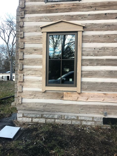 Cabin Window Trim, Exterior Window Trim Ideas, Wood Cabins, Red Windows, Black Window Trims, Log Cabin Exterior, Cabin Windows, Small Cabins, Cabin Porch