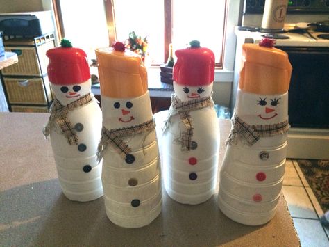 Coffee Creamer Snowman, Creamer Bottle Snowman, Christmas Crafts With Milk Jugs, Coffee Creamer Bottle Crafts Christmas, Coffee Creamer Crafts, Oatmeal Container Crafts, Coffee Creamer Bottle Crafts, Coffee Creamer Bottles, Coffee Creamer Container