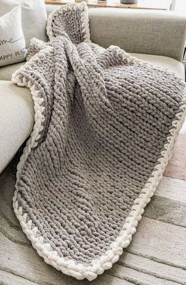 Chunky Knit Blanket Designs, Chunky Knit Blanket Ideas, Grey Crochet Blanket, Big Yarn Blanket, Crochet Butterfly Applique, Finger Knitting Blankets, Large Knit Blanket, Chunky Blanket Pattern, Chunky Knit Blanket Pattern