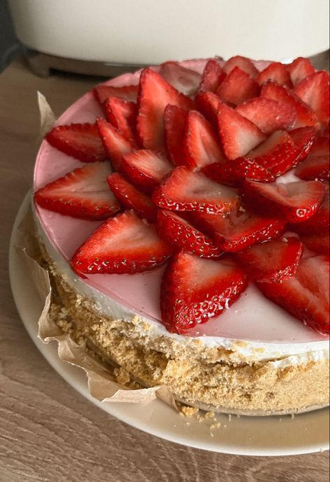 #home #homemade #strawberry #cheesecake #yummy #aesthetic Aesthetic Strawberry Cheesecake, Cheesecake Aesthetic Strawberry, Cheesecake Bday Cake, Strawberry Cheesecake Aesthetic, Homemade Strawberry Cheesecake, Cheesecake Aesthetic, Comidas Aesthetic, Strawberry Heaven, Yummy Aesthetic