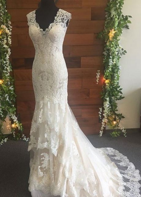 Fit&Flare Classic Lace Wedding Dresses with V-neckline Wedding Dresses Fitted, Fitted Lace Wedding Dress, Modern Bridal Dress, Dresses Fitted, Train Wedding Dresses, How To Dress For A Wedding, Flare Wedding Dress, Vintage Lace Weddings, Western Wedding Dresses