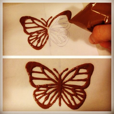 Chocolate Butterflies Molding Chocolate, Diy Papillon, Chocolate Decor, Chocolate Butterflies, Chocolate Garnishes, Diy Edible, Icing Design, Butterfly Stencil, Buttercream Cake Decorating