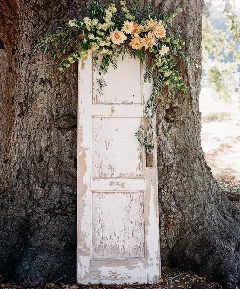 Antique Door Backdrop, Doors Wedding Backdrop, Country Ceremony, Door Backdrops, Rustic Wedding Backdrops, Wedding Doors, Vintage Doors, Deco Boheme, Ceremony Wedding