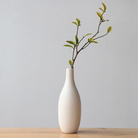 Minimalist Ceramic Vase | HOM Minimalist Japanese, نباتات منزلية, White Ceramic Vases, Porcelain Lamp, Plant Vase, White Vase, Minimalist Chic, Porcelain Art, Porcelain Flowers