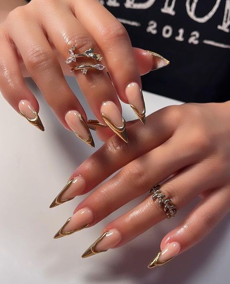 Stiletto Nails Autumn, Gold Stiletto Nails Designs, Simple Stiletto Nails, Md Nails, Ultra Aesthetic, Gold Stiletto Nails, Wow Nails, Sassy Nails, Fancy Nails Designs