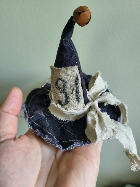 Diy Ghost Figurine, Vintage Halloween Diy, Small Witch Hat, Primitive Halloween Crafts, Vintage Halloween Crafts, Primitive Fall Crafts, Mini Witch Hat, Prim Halloween, Primitive Halloween Decor