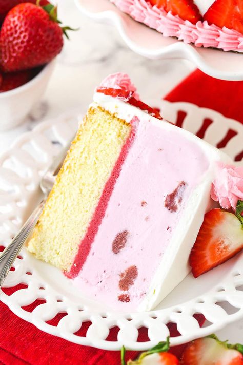 Strawberry Shortcake Ice Cream Cake, Best Strawberry Cake Recipe, Fluffy Vanilla Cake, Strawberry Ice Cream Cake, Homemade Strawberry Cake, Easy Ice Cream Cake, Strawberry Shortcake Ice Cream, Homemade Ice Cream Cake, Moist Vanilla Cake