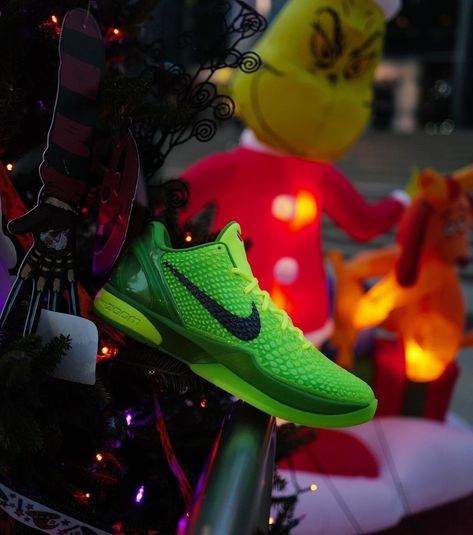 Kobe Grinch, Kobe 6 Grinch, Kobe 6 Protro, Crazy Sneakers, Basketball Christmas, Kobe Bryant Shoes, Sneakerhead Room, Kobe 6, Sneakers Wallpaper