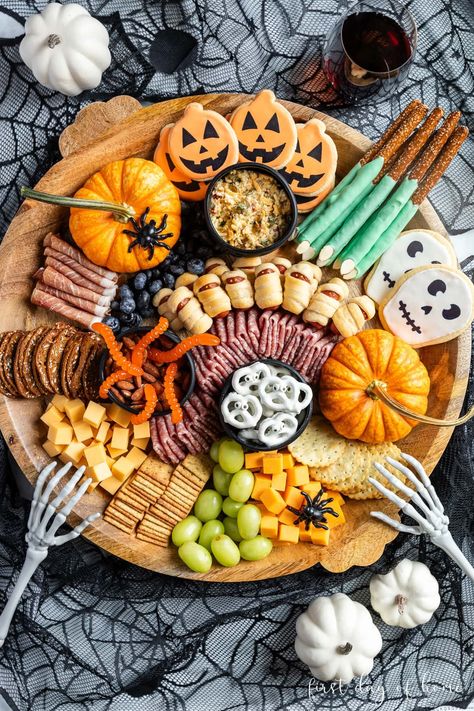 Ultimate Halloween Charcuterie Board (2024) Halloween Cheese Board Kids, Halloween Charcuterie Boards, Halloween Charcuterie Board Ideas, Decorated Pretzels, Witch Fingers, Yogurt Pretzels, Halloween Themed Snacks, Halloween Charcuterie Board, Halloween Charcuterie