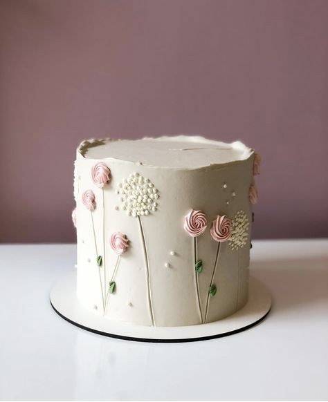 Different Cake Ideas Unique, Cakes For Work, Fresh Flowers Cake Decoration, Floral Cake Decorating Ideas, Small Birthday Cake Designs, Simple Female Birthday Cake, Piped Floral Cake, Floral Birthday Cake For Women, Simple Cake Ideas Birthday