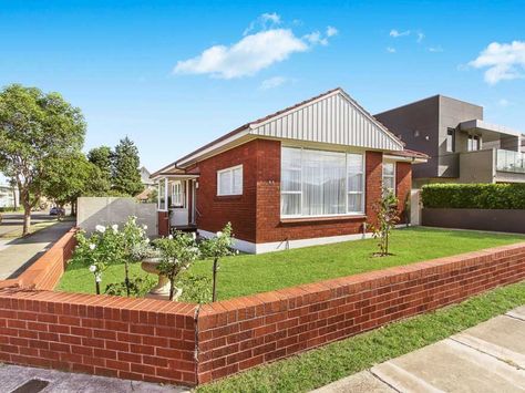 Post-war double and triple fronted homes in Australia Red Brick House Exterior Australia, 70s House Exterior Makeover, 1950s Houses, 70s Houses, 70s House Exterior, House Exterior Makeover, Fall Houses Exterior, Brick House Exterior, Red Brick House Exterior