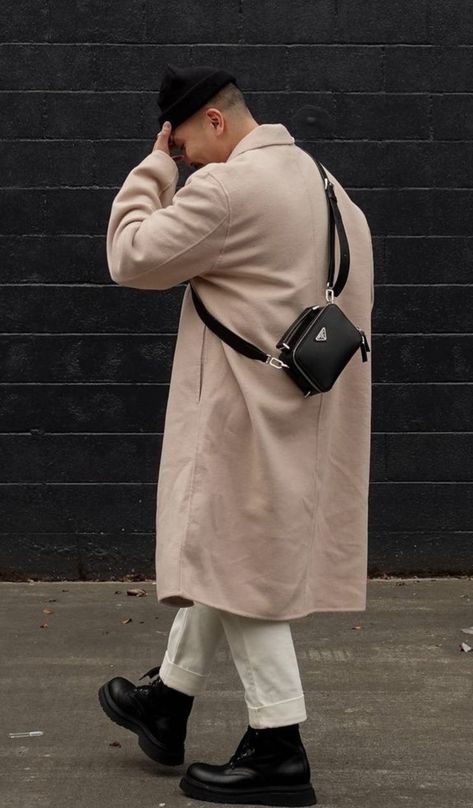 Men With Designer Bags, Prada Bag Men Outfit, Crossbody Bag Outfit Men, Bag Outfit Men, Big Boy Fashion, Boy Street Style, Sporty Wear, Mens Bags Fashion, Coat For Men