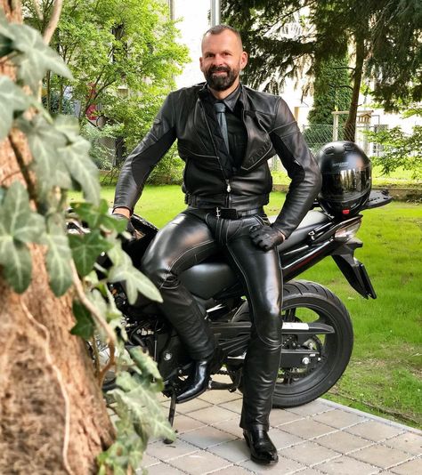 2,520 Likes, 171 Comments - Thorsten B. (@thor_lthr) on Instagram: “Let’s go for a ride… #leather #leatherguy #leathermen #leatherbiker #leatherpants #bluf…” Motorcycle Leathers Suit, Leather Fashion Men, Motorbike Leathers, Bike Leathers, Tight Leather Pants, Motorcycle Men, Biker Gear, Biker Men, Leather Gear