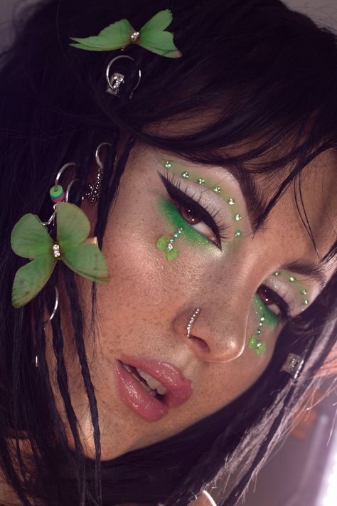 Neon green makeup Rave Green Makeup, Emerald Green Rave Outfit, Green Rave Outfit Ideas, Neon Green Festival Outfit, Rave Makeup Neon, Forest Fairy Makeup Ideas, Festival Makeup Green, Birthday Rave Outfit, Festival Outfits Green