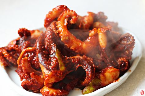 “Jukkumi bokkem” Spicy stir-fried small octopus Small Octopus, Octopus Recipes, Squid Recipes, Japanese Plum, Yummy Seafood, Grilled Octopus, Fine Dining Recipes, Deli Food, Healthy Clean Eating