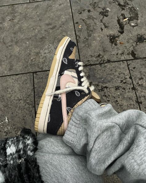 Travis Dunks, Travis Scott Sb Dunks, Travis Scott Shoes, Shoes Wallpaper, Platform Shoes Heels, Shoes Outfit Fashion, Fresh Shoes, Hype Shoes, Aesthetic Shoes