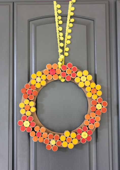 How to make a wine cork flower wreath Cork Diy Projects, Cork Crafts Christmas, Wine Cork Wreath, Wine Cork Diy Crafts, Cork Wreath, Wine Cork Projects, Wine Cork Ornaments, Cork Crafts Diy, Wine Cork Diy