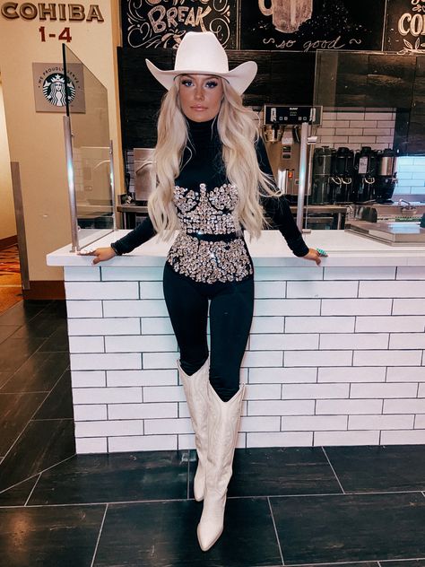 Taylor Rousseau, Nashville Style Outfits, Country Chic Outfits, Nfr Outfits, Nfr Fashion, Cowgirl Style Outfits, About Last Night, Looks Country, Estilo Country