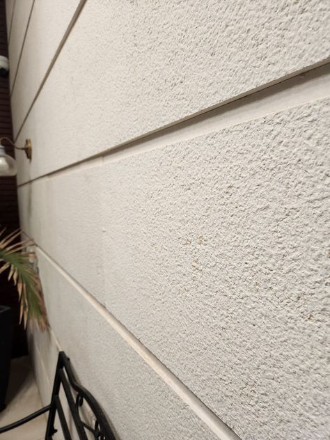 Textured Walls Outside House, Sitout Wall Texture Design, Grooves Design Wall Exterior, Putty Wall Design, Outdoor Wall Texture, Plaster Design Exterior, Exterior Texture Paint, Wall Texture Design Exterior, Exterior Wall Texture Patterns