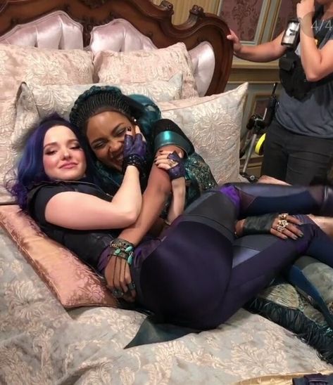 Mal And Uma, Descendants Mal And Ben, Disney Themed Movie Night, Disney Descendants Characters, Uma Descendants, Descendants Pictures, Descendants Wicked World, Mal Descendants, Disney Descendants Movie