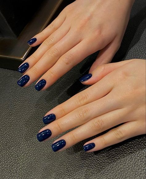 Deep Navy Nails, December Blue Nails, Gel Nails Color Ideas, Short Nails Dark Colors, Sapphire Nail Ideas, Autumn Nails Blue, Fall Navy Nails, Cool Nails Short, Dark Colour Nails