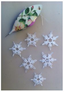 Le Blog de Frivole: Tiny Snowflakes Tatting Snowflake, Tatted Snowflakes, Tiny Snowflake, Tatting Ideas, Tatting Shuttles, Tatting Patterns Free, Snowflakes Real, Crochet Holiday, Needle Tatting Patterns