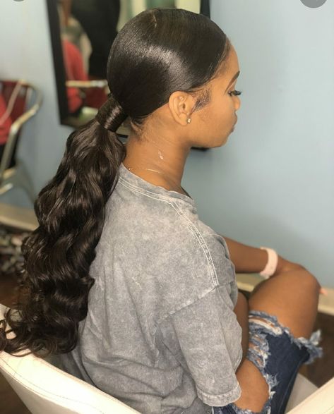 Wand Curls Middle Part, Middle Part Low Ponytail, Curls Middle Part, Middle Part Ponytail, Ponytail Black Women, Part Ponytail, Long Ponytail Hairstyles, Extended Ponytail, Side Ponytail Hairstyles