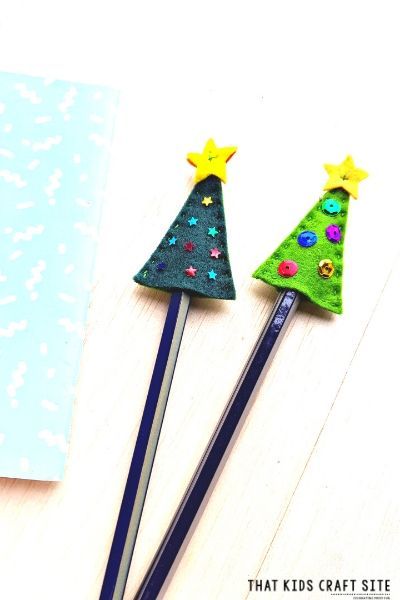 DIY Christmas Pencil Toppers - That ... Felt Pencil Toppers Diy, Pencil Toppers Diy, Classroom Parent, Pen Decoration, Pencil Topper Crafts, Christmas Fair Ideas, Christmas Workshop, Pen Toppers, Toppers Diy