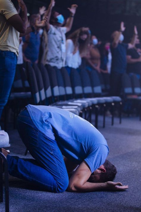 Worship Images, Christian Background Images, Christian Photography, Happy Independence Day Images, Church Photography, Man Praying, Prayer Images, Christian Photos, Worship Night