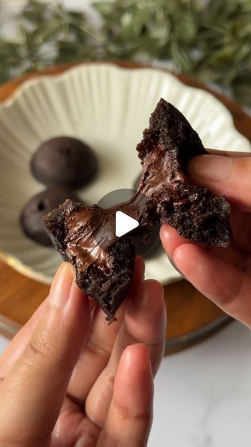 Ishita Dan || Kolkata food blogger on Instagram: "✨mini lava cakes✨

- 30 Oreo biscuits 
- 250ml hot milk
- 1/4 tsp baking soda 
- chocolate cubes 

Note: grease your appe pan. Cover and cook with a lid on the lowest heat for 4 to 5 minutes

#littlehealthyish #lavacake #oreocake #oreo 497514" Mini Lava Cakes, Chocolate Cubes, Kolkata Food, Chocolate Cube, Oreo Biscuits, Oreo Cake, Lava Cakes, Easy Baking, Kolkata