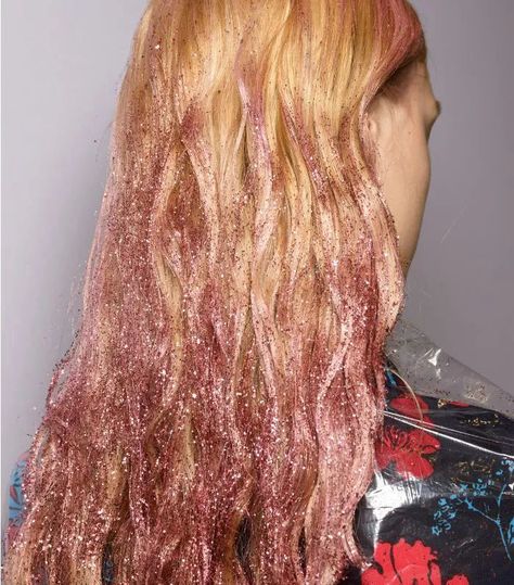 To create the look, Hanlon first sprayed the hair with a shimmery, pastel-colored hair spray, which served as a base for the sparkle. Then, he painted a loose glitter in a similar shade onto the hair, making sure the ends were more heavily-coated with shimmer than the mid-lenghts. The roots were left untouched. Hair Glitter Ideas, Glitter Hair Gel, Nye Hairstyles, Val Garland, Glitter Hair Spray, Glitter Ideas, Hair Fairy, Hair Fails, Hair Glitter