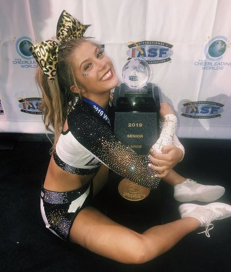 World Cup Shooting Stars, Cheer Goals, Allstar Cheer, Cheerleader Girl, All Star Cheer, Female Transformation, Cheer Pictures, Cheer Team, Shooting Stars