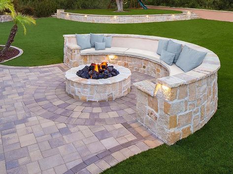 Round Fire Pit Ideas Backyard, Backyard Corner Fire Pit Ideas, Circular Fire Pit Area, Fire Pit Seating Ideas, Diorama Terrarium, Outdoor Landscape Design, Outdoor Patio Ideas Backyards, Fire Pit Seating Area, Backyard Covered Patios