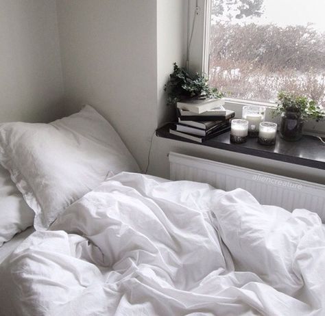 Window seal Unmade Bed, Tumblr Bedroom, Clean Your Room, Tumblr Rooms, Dekorasi Kamar Tidur, White Sheets, Room Deco, House Room, Dream Rooms