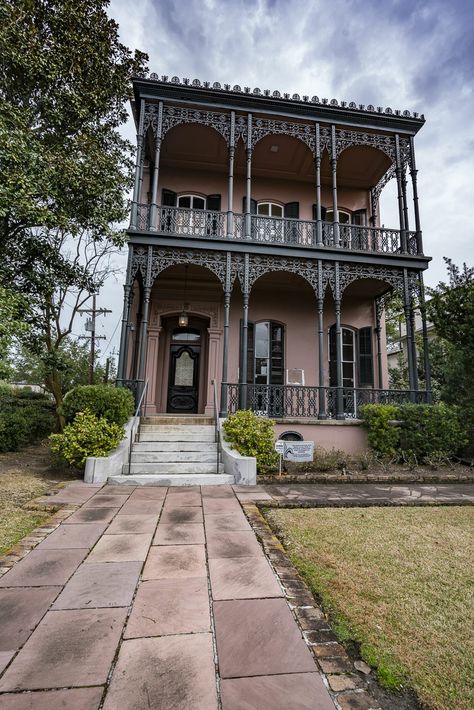 Landscaping In Texas, American Colonial Architecture, New Orleans Garden, New Orleans Garden District, Downtown New Orleans, Rural Land, Visit New Orleans, Unusual Buildings, New Orleans Travel