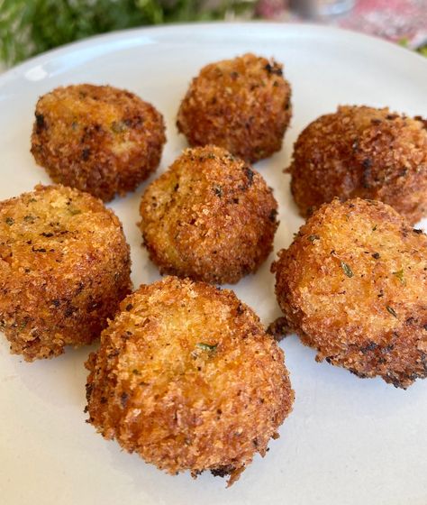 Southern Grit Balls Grit Balls Recipe, Grit Appetizers, Fried Grit Balls, Grit Balls, Leftover Grits, Fried Grits, Football Food Appetizers, Southern Grits, Clean The Kitchen