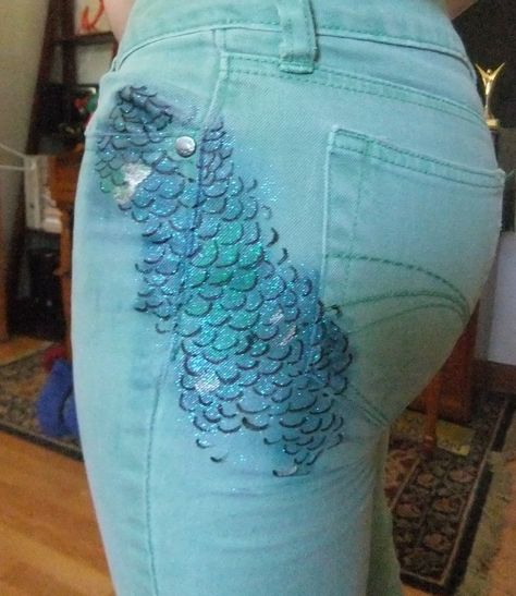 Great idea for Mermaid Costume!  Buy cheap green pants and paint scales on in random parts! Mermaid Jeans, Upcycle Pants, Mermaid Pants, Mermaid Parade, Sheer Leggings, Mermaid Leggings, Mermaid Crafts, Hallowen Costume, Lagoona Blue