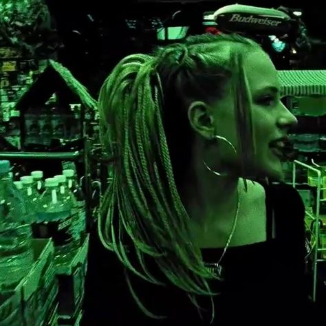 Tracy Hairstyle Thirteen, Tracy Thirteen Hairstyle, Tracy Thirteen, Slipknot Concert, Thirteen Aesthetic, Tracy Freeland, Thirteen Movie, Rave Hair, Icon X