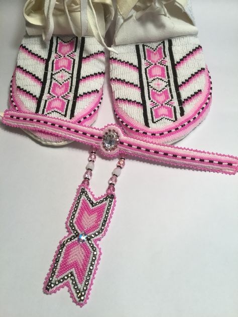 Beaded moccasins and choker by Lynnette Duenas Pink Regalia, Regalia Beadwork, Fancy Shawl Regalia, Powwow Beadwork, Powwow Outfits, Fancy Shawl, Native Beauty, Powwow Regalia, Baby Moccs