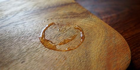 Remove Water Stains From Wood, Water Stain On Wood, Olive Oil Uses, Remove Water Stains, Cleaning Advice, Water Rings, Easy Cleaning Hacks, Household Cleaning Tips, Paint Remover