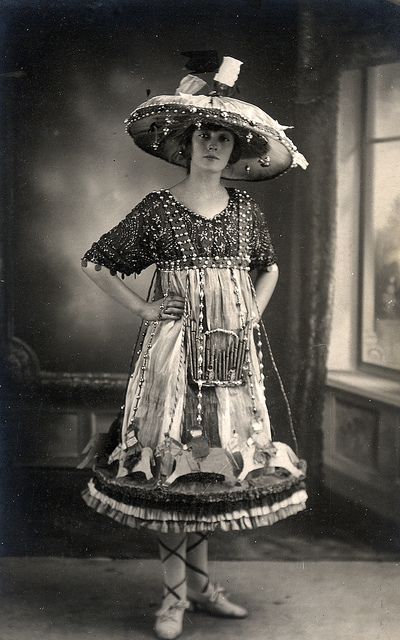 A woman dressed as a carousel. Halloween Costumes For Big Kids, Vintage Halloween Costume, Vintage Circus, Photo Vintage, Photos Vintage, Fancy Dress Costumes, Vintage Vogue, Moda Vintage, White Photo