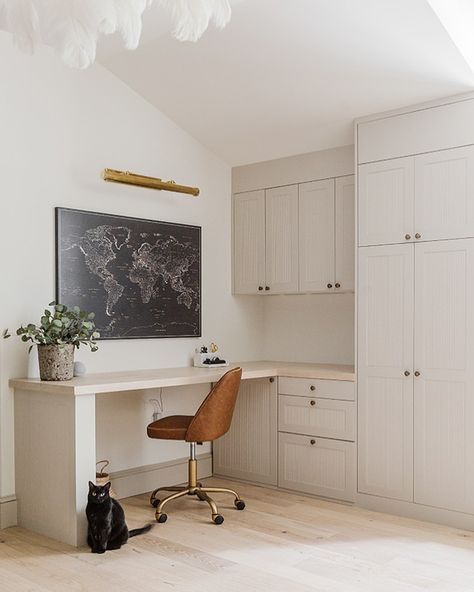 Happy happy weekend! This morning in my stories I’m sharing how I’m using an Ikea kitchen cabinet as desk storage. Peek inside our drawers… Asymmetrical Built Ins, Corner Built In Desk, Greece House, Ikea Built In, Georgia House, Basement Office, Office Built Ins, Jenna Sue, Ikea Kitchen Cabinets