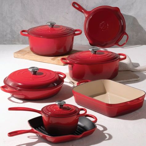 Le Creuset Saucepan, Red Le Creuset, Cooking Pots And Pans, Le Creuset Red, Luxury Cookware, Pesto Bread, Le Creuset Colors, Beautiful Kitchenware, Cast Iron Set