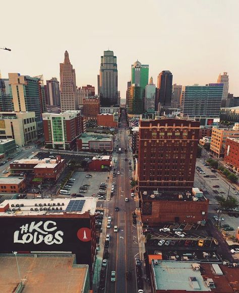 Kansas City Scenes on Instagram: “📸: @peijie_17_li” Power And Light District Kansas City, Kansas City Aesthetic, Kansas Aesthetic, Travel Missouri, 2025 Moodboard, 2025 Goals, Chiefs Kingdom, College Aesthetic, Scenery Pictures