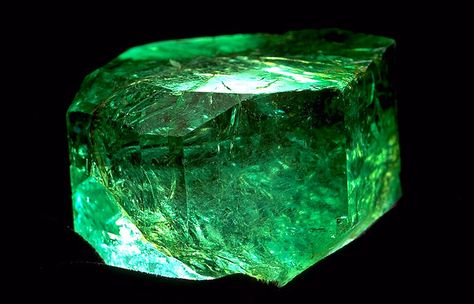 The 858 carat uncut Gachala Emerald was found at the Vega de San Juan mine in Gachala, Colombia, in 1967. Rarely are emerald crystals of such size and superb color preserved; they are usually cut into gems. Harry Winston donated the Gachala Emerald to the Smithsonian in 1969. Pretty Rocks, Beautiful Rocks, Smithsonian Institution, Green Gems, Mineral Stone, Green Diamond, Minerals And Gemstones, Rocks And Gems, Emerald Gemstone