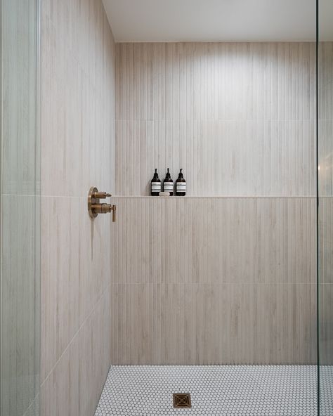 Give me all of the large format tile 😍 📸 @jamesfurman.interiors #bathroomdesign #bathroomremodel #bathroomreno #showertile #tilebar #tilebarvip #showerdesign Large Format Tile Bathroom, Large Format Tiles, New Bathroom Designs, Large Format Tile, Tile Inspiration, Upstairs Bathrooms, Bathroom Renos, Guest Bath, Shower Design