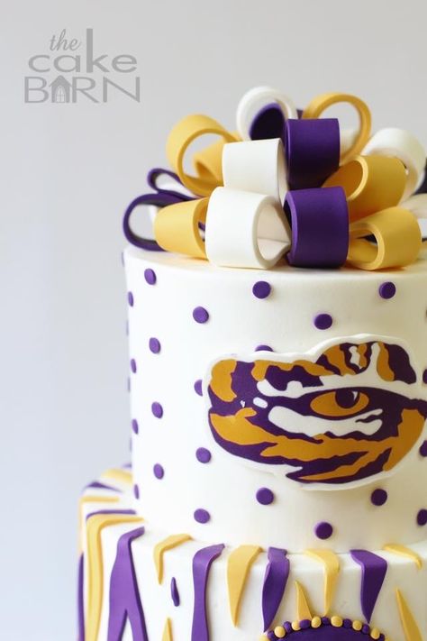 Girly LSU cake Lsu College Announcement, Lsu Cake Birthday, Lsu Wedding Theme, Lsu Graduation Cake, Lsu Cake Ideas, Lsu Themed Graduation Party, Lsu Themed Birthday Party, Lsu Grad Party, Lsu Graduation Party